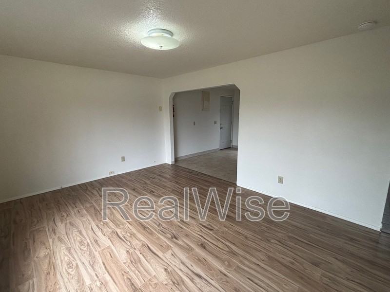 241 Nw Rose St - Photo 5 of 15