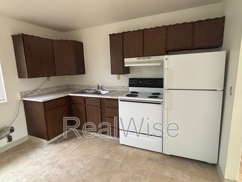 241 Nw Rose St - Photo 6 of 15