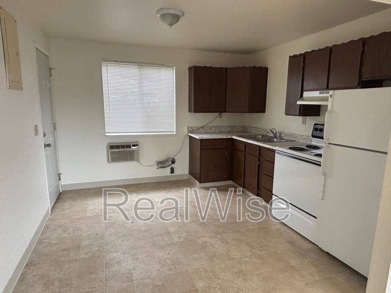 241 Nw Rose St - Photo 7 of 15
