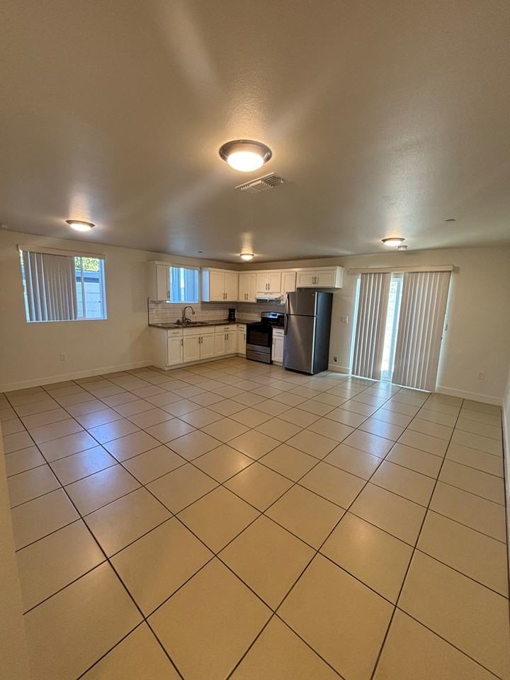 521 1/2 West 77th Street - Photo 6 of 19
