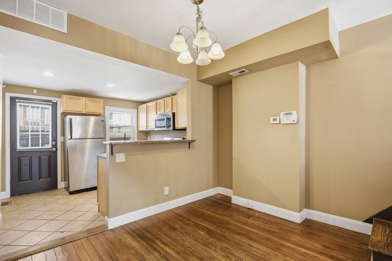 1214 Marshall St - Photo 4 of 21