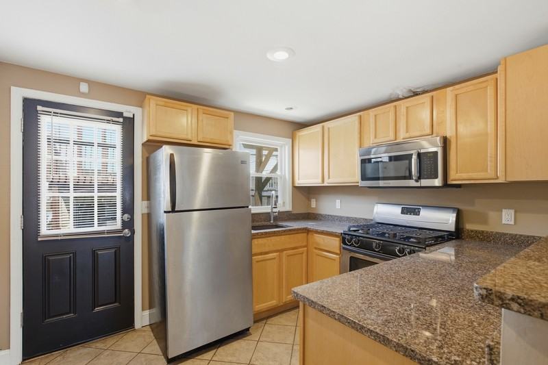 1214 Marshall St - Photo 7 of 21
