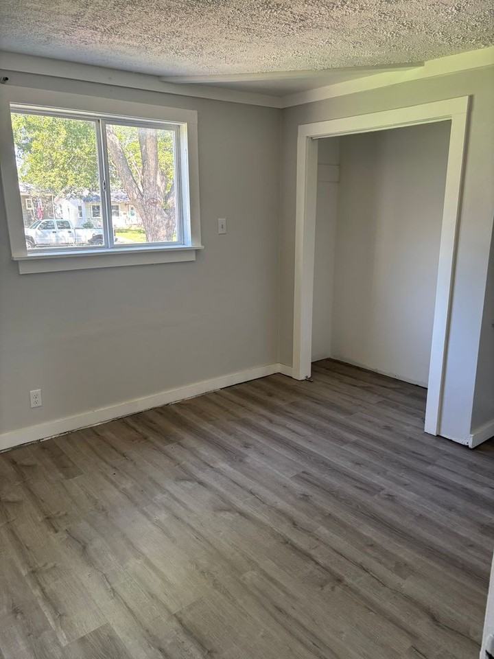 506 N French Ave - Photo 7 of 11