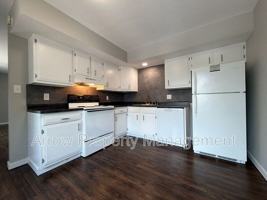 featured image of 440 Moffitt St #2