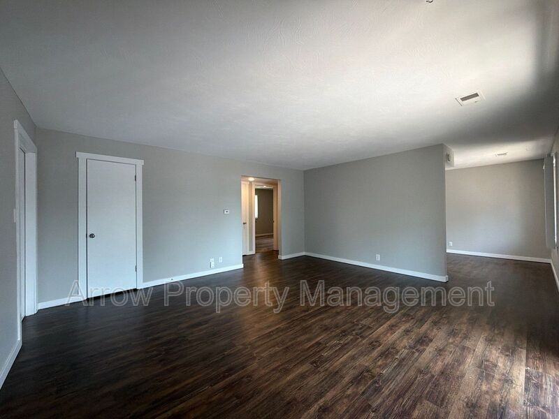 440 Moffitt St #2 - Photo 3 of 11