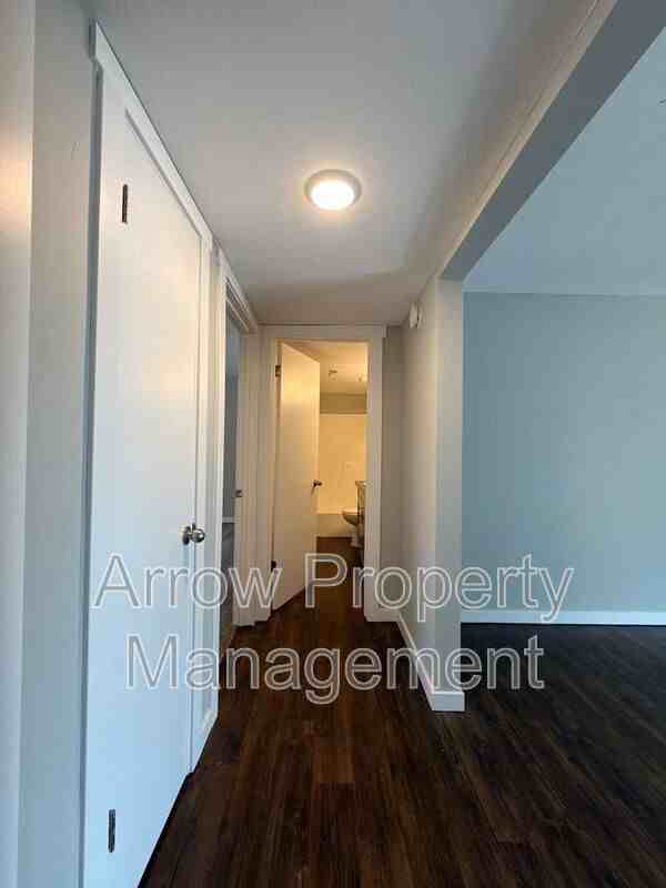 440 Moffitt St #2 - Photo 4 of 11