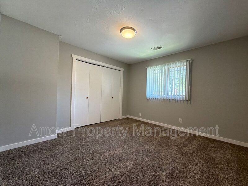 440 Moffitt St #2 - Photo 5 of 11