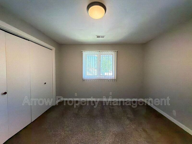 440 Moffitt St #2 - Photo 6 of 11