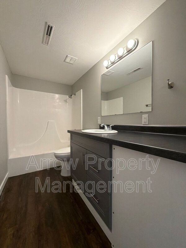 440 Moffitt St #2 - Photo 7 of 11