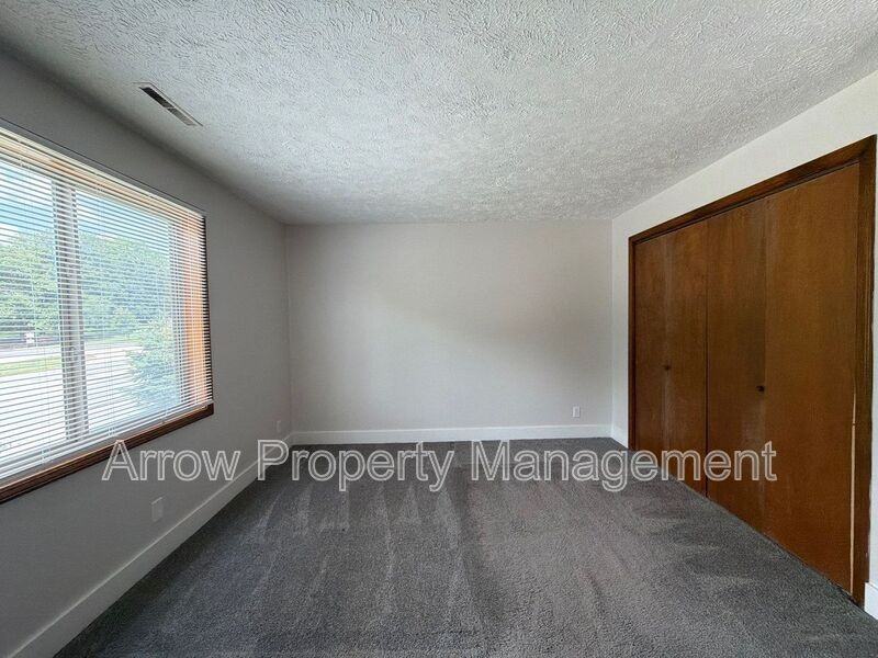 3341 Holdrege St #6 - Photo 4 of 10