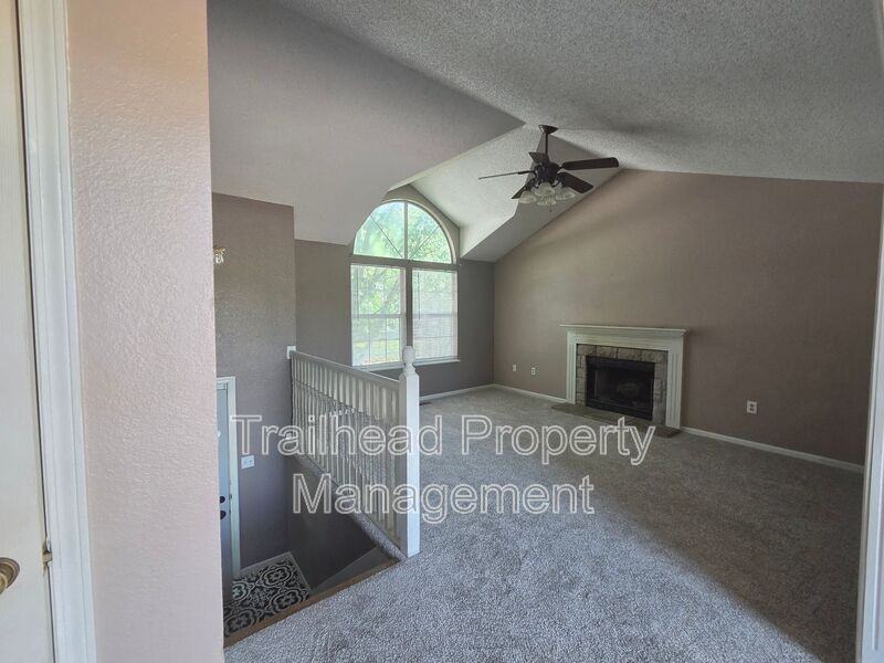 607 Se Steeple Ln - Photo 2 of 28