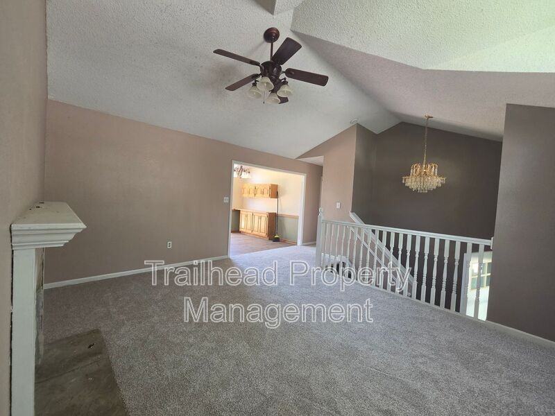 607 Se Steeple Ln - Photo 3 of 28