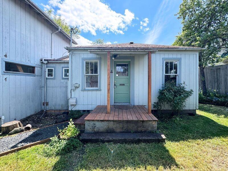 310 1/2 E 31st Ave - Photo 3 of 34
