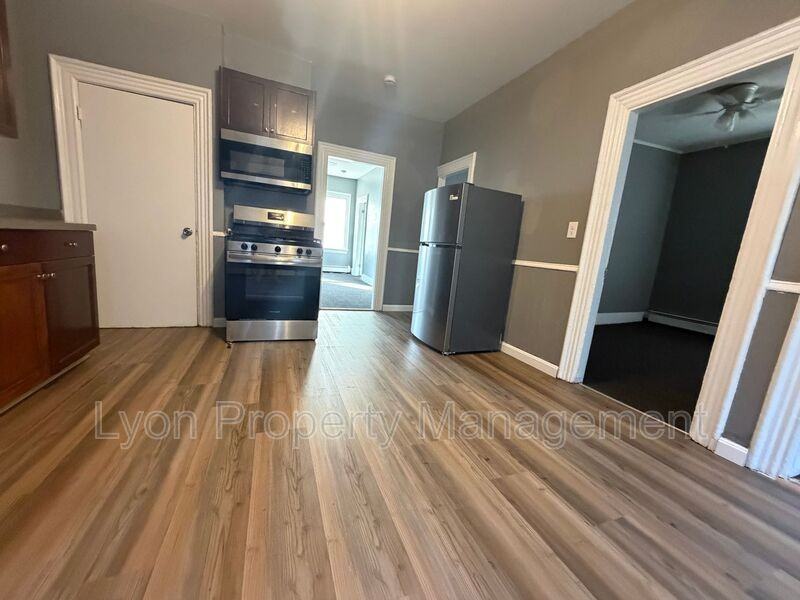103 Brook St #2ndFLLEFT - Photo 3 of 10