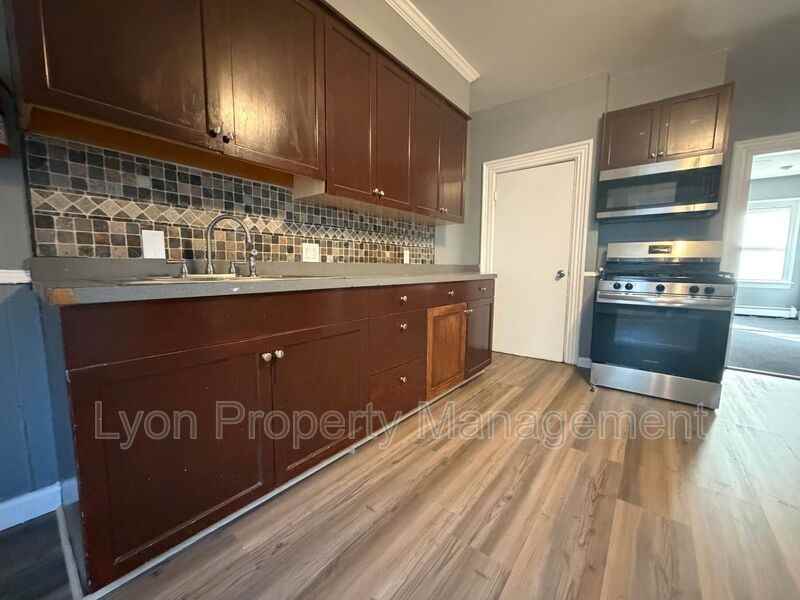 103 Brook St #2ndFLLEFT - Photo 4 of 10
