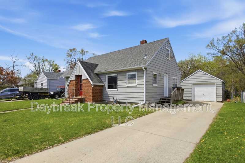 1221 5th St S - Photo 3 of 24