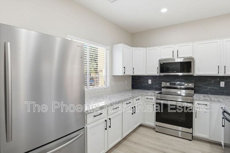 554 E San Carlos Way - Photo 6 of 33