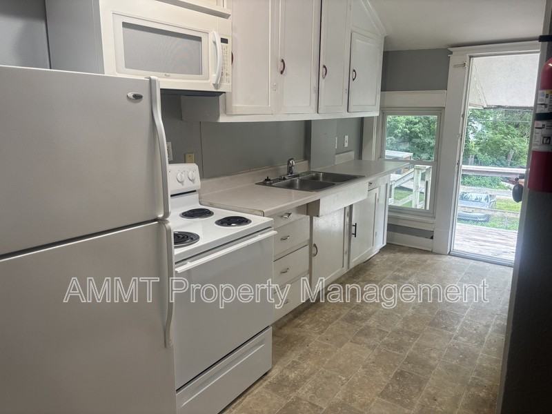 1725 D Ave Ne - Photo 2 of 7