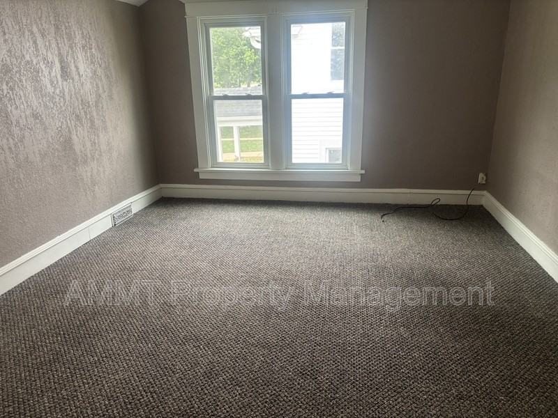 1725 D Ave Ne - Photo 3 of 7