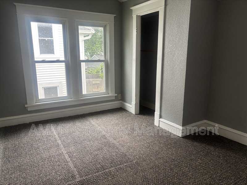 1725 D Ave Ne - Photo 5 of 7