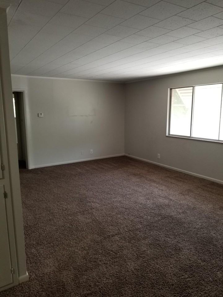 670 N Beard St - Photo 7 of 11