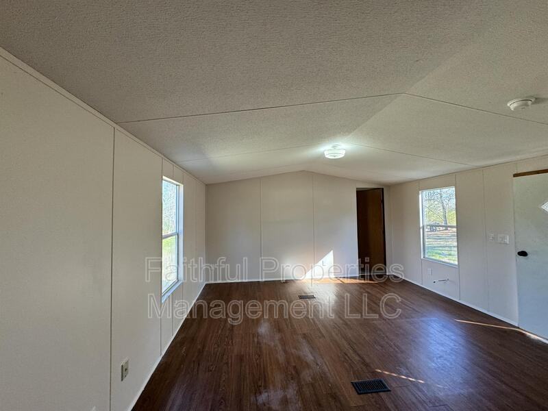 10323 Circle Dr - Photo 3 of 8