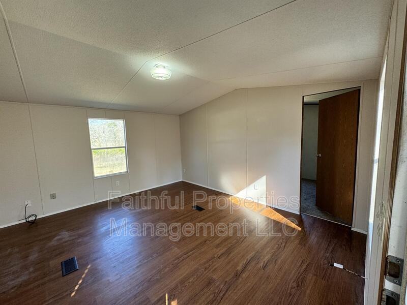 10323 Circle Dr - Photo 4 of 8
