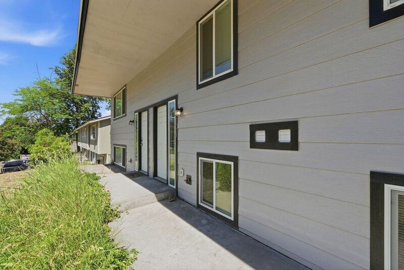 10923 E 16th Ave - Photo 3 of 29