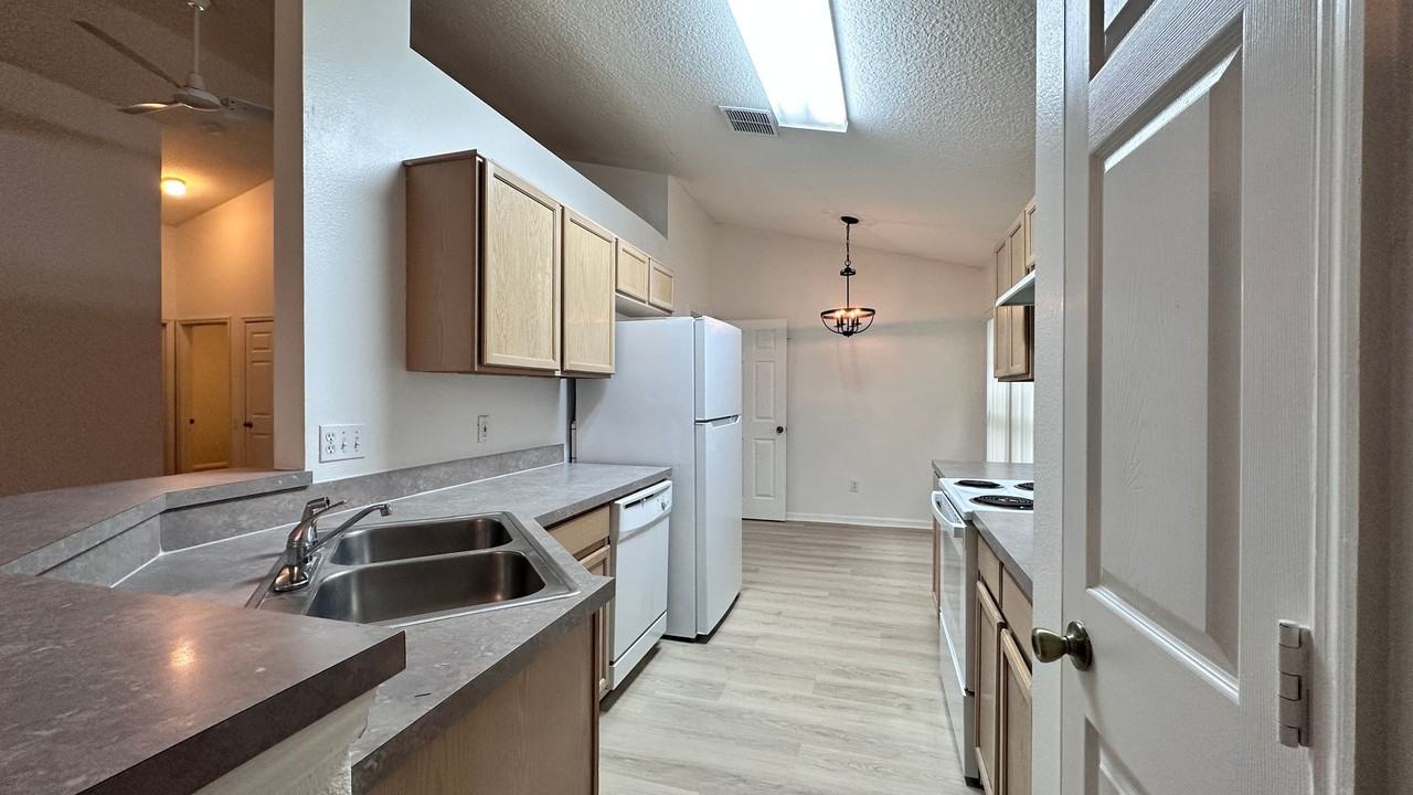 1709 Pine Bay Dr - Photo 3 of 35