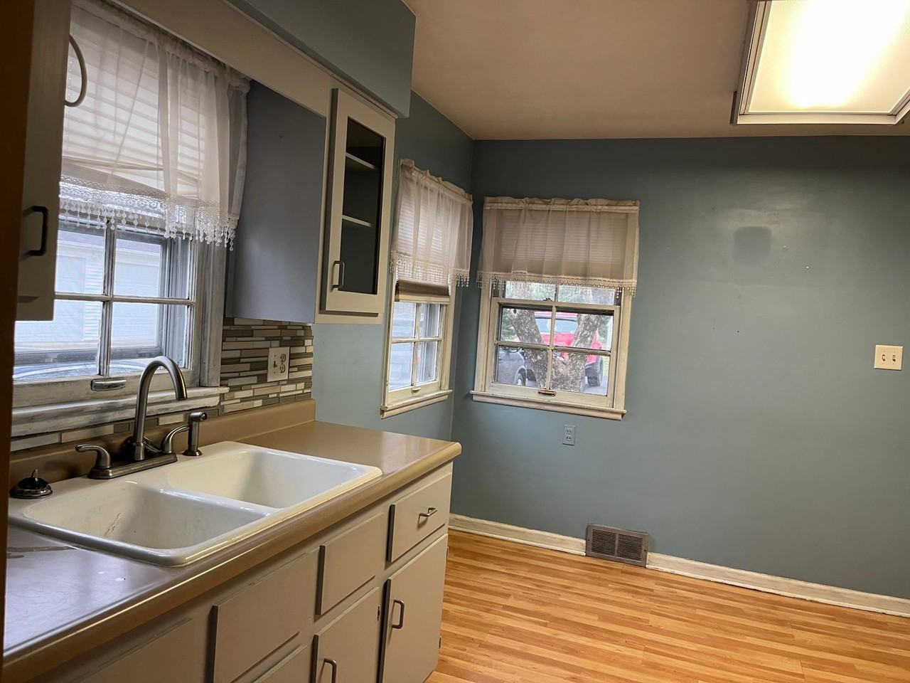 703 N 21st St - Photo 3 of 9