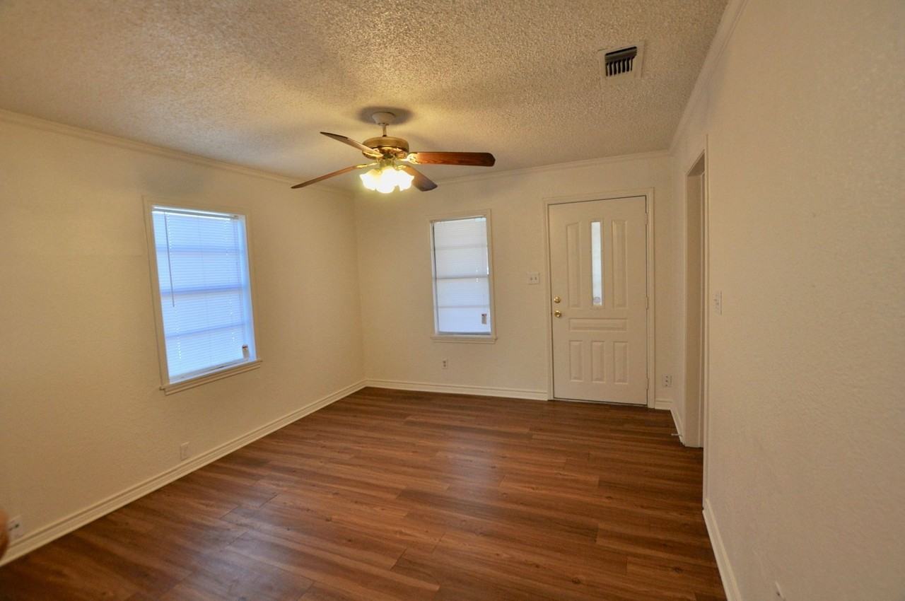 511 N Merrimac St - Photo 3 of 9