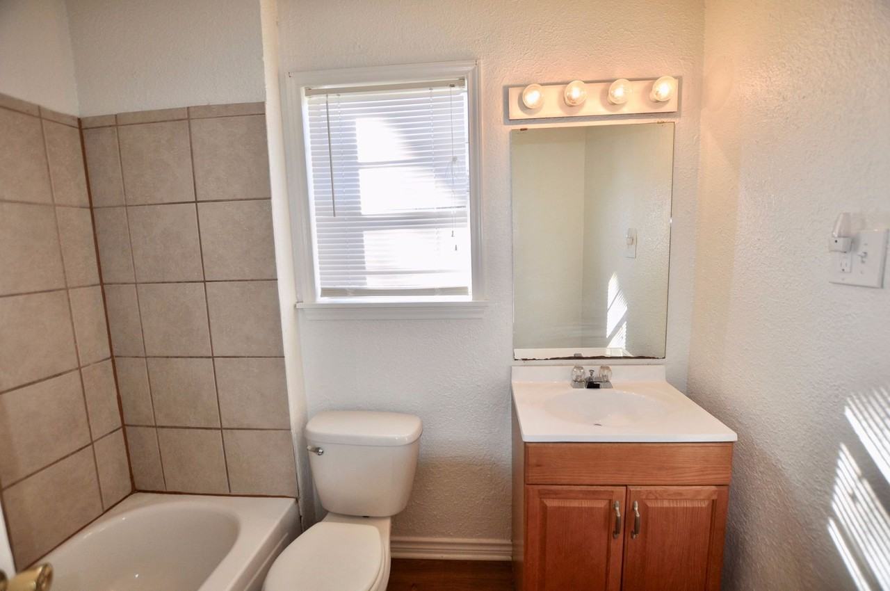 511 N Merrimac St - Photo 5 of 9