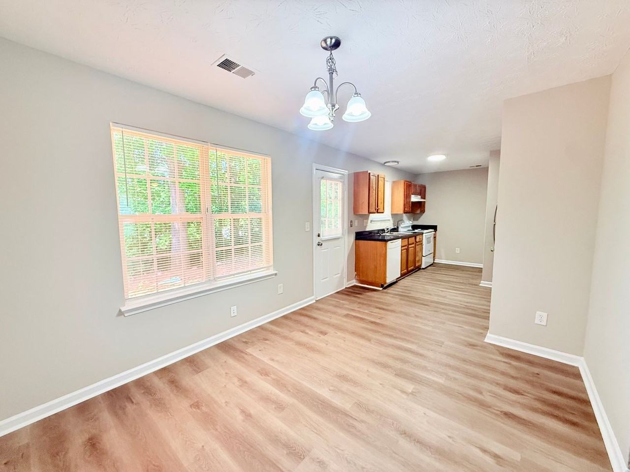 4113 Parkdale Dr - Photo 4 of 12