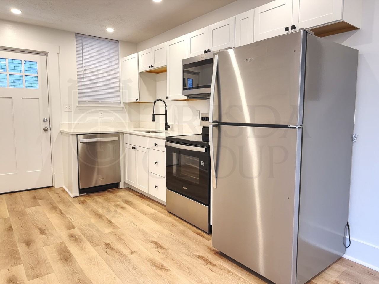 1540 Fallowfield Ave - Photo 4 of 29