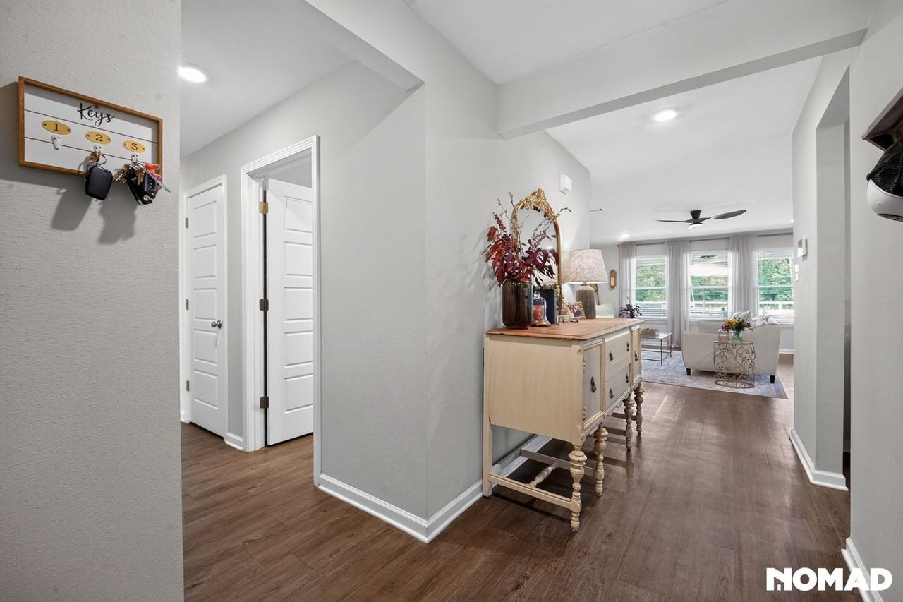 1008 Enclave Cir - Photo 4 of 38