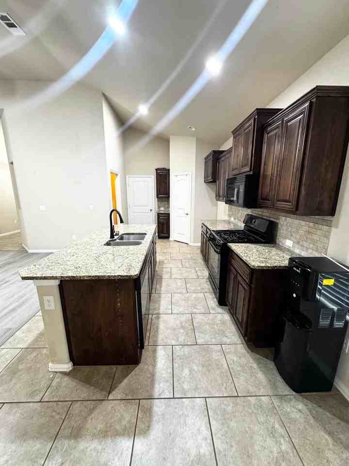 6608 Vanguard Rd - Photo 4 of 16