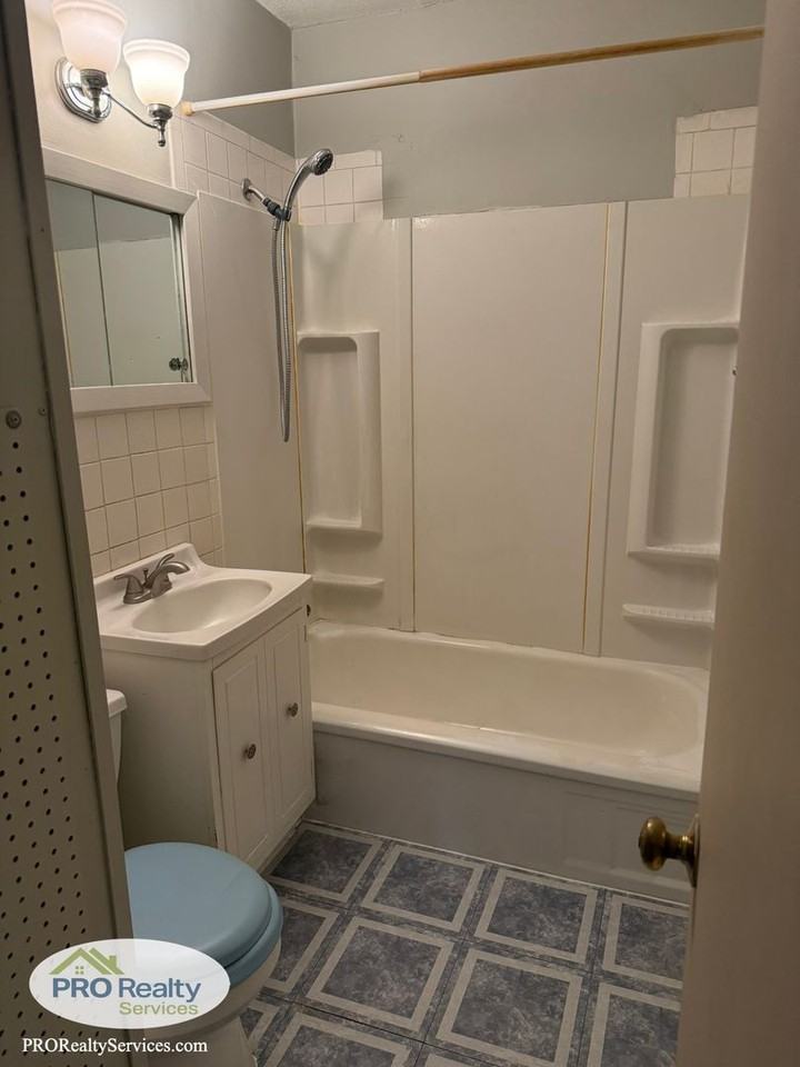 5611 Knox Ave N - Photo 6 of 16