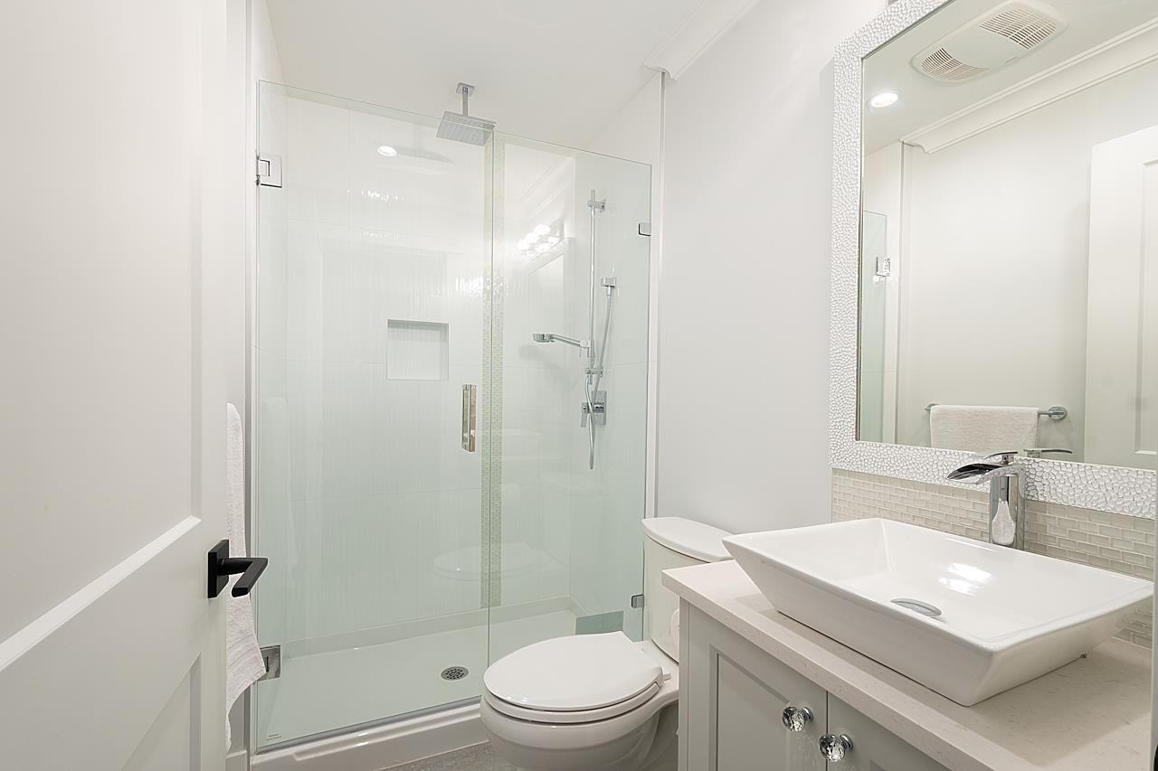 6386 Lakeview Avenue - Photo 3 of 5