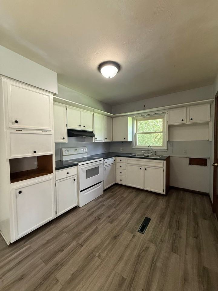 2021 W Water St - Photo 4 of 18
