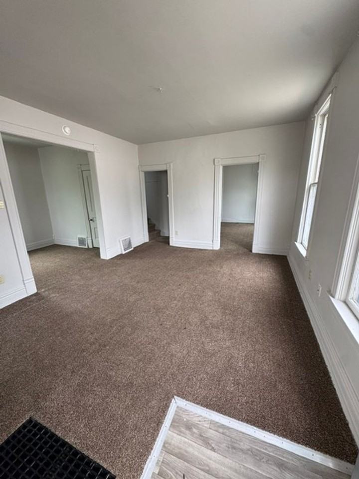 1009 E Lewis St - Photo 2 of 11