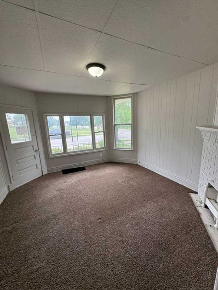 1009 E Lewis St - Photo 3 of 11