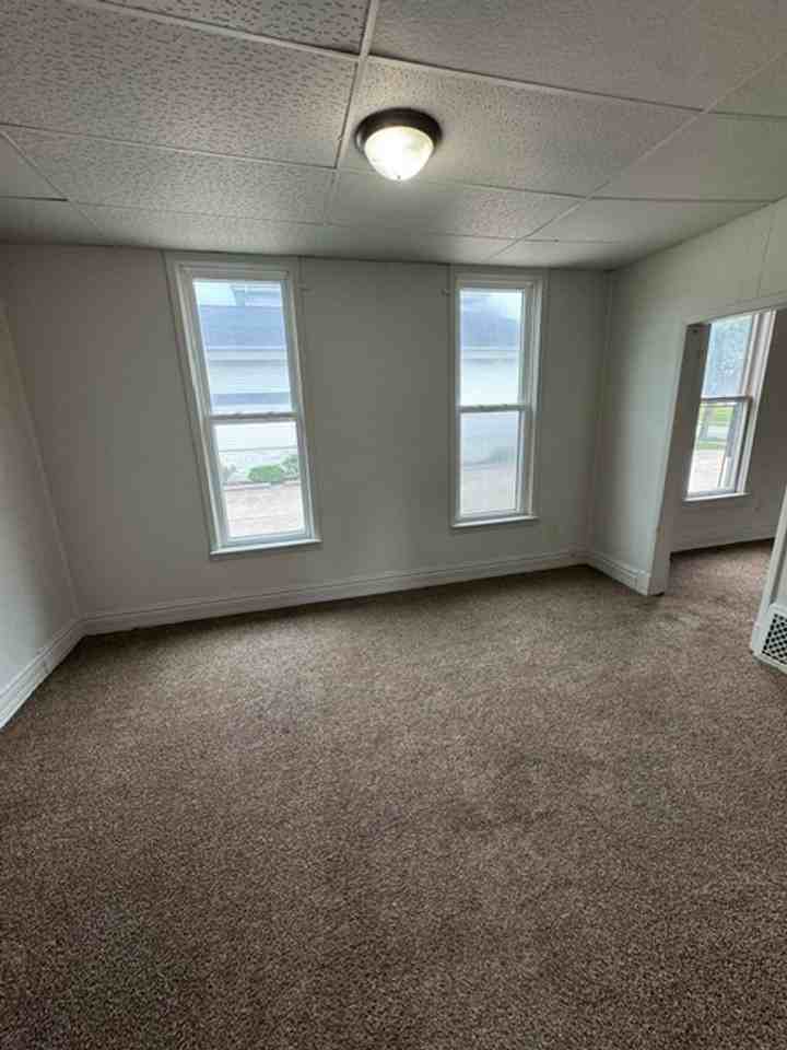 1009 E Lewis St - Photo 4 of 11