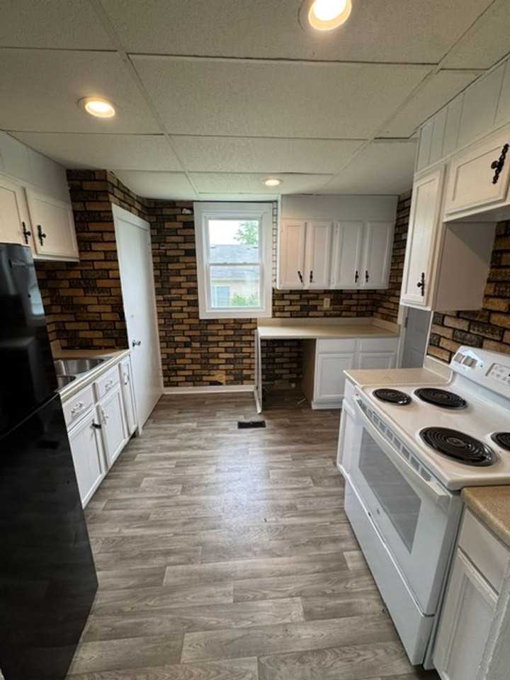 1009 E Lewis St - Photo 5 of 11