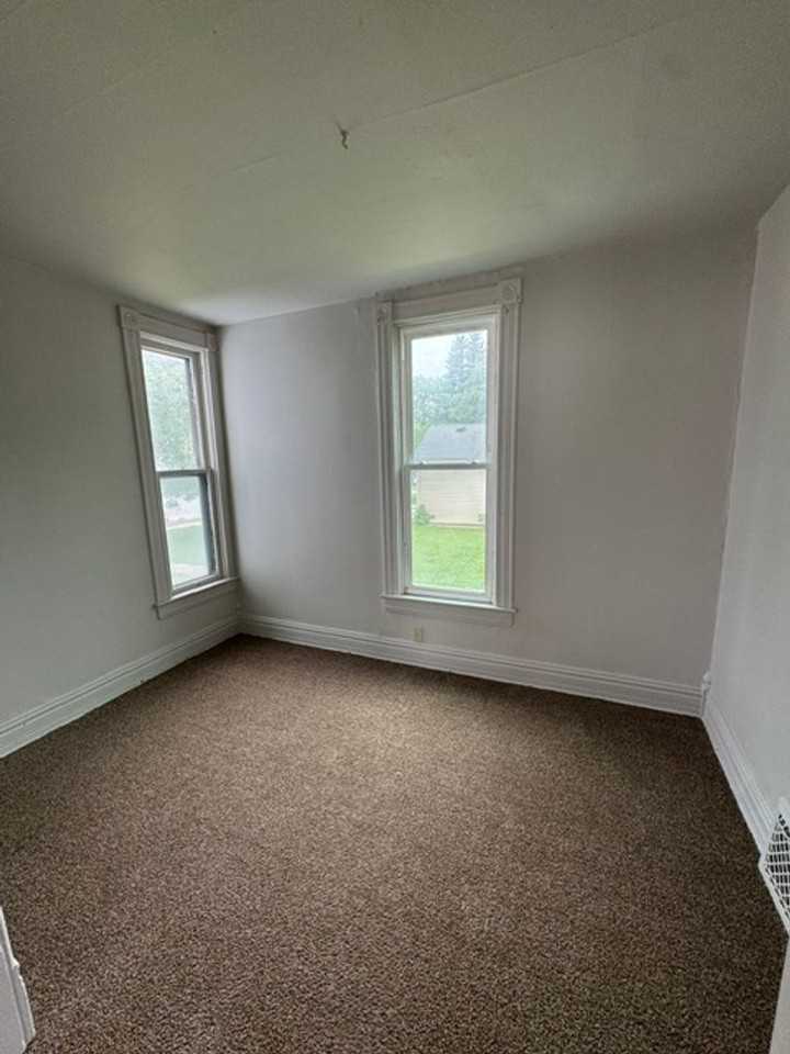 1009 E Lewis St - Photo 6 of 11
