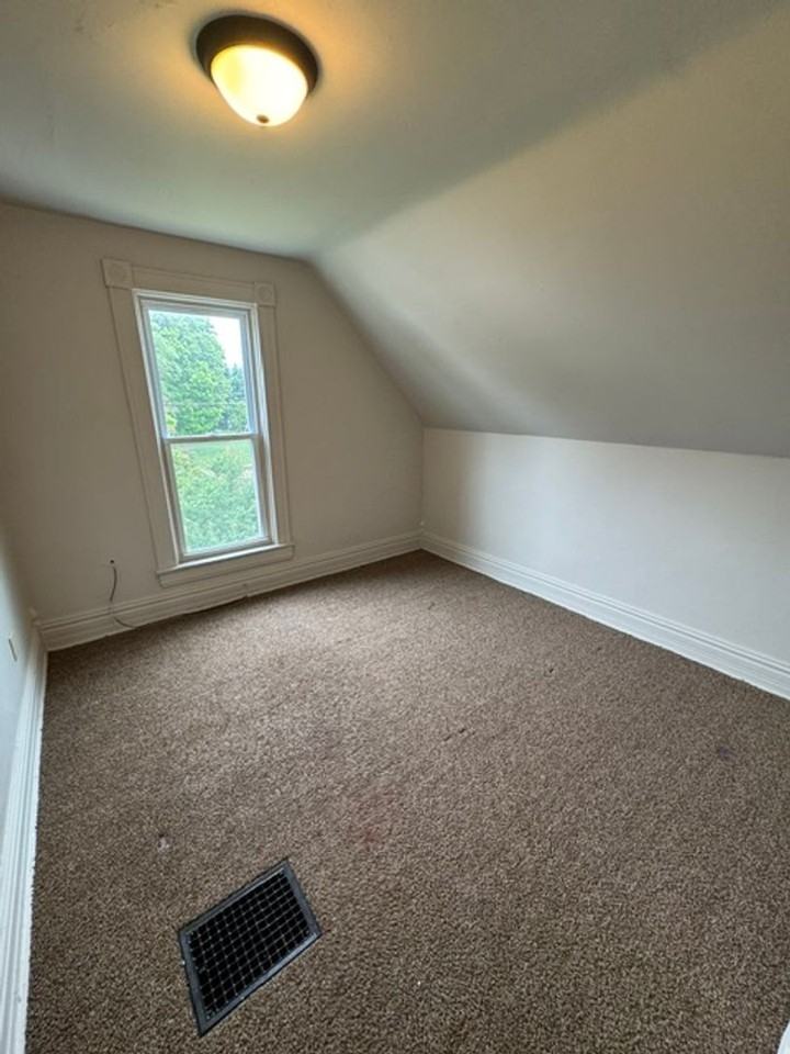 1009 E Lewis St - Photo 7 of 11