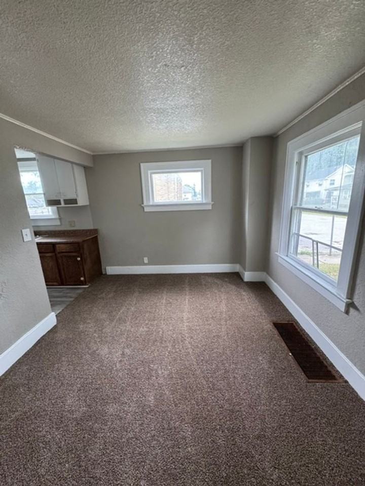 3102 Smith St - Photo 3 of 8