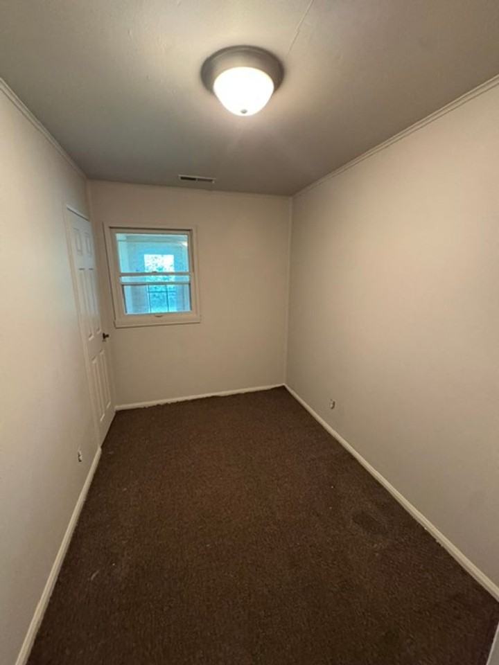 4820 Smith St - Photo 4 of 7