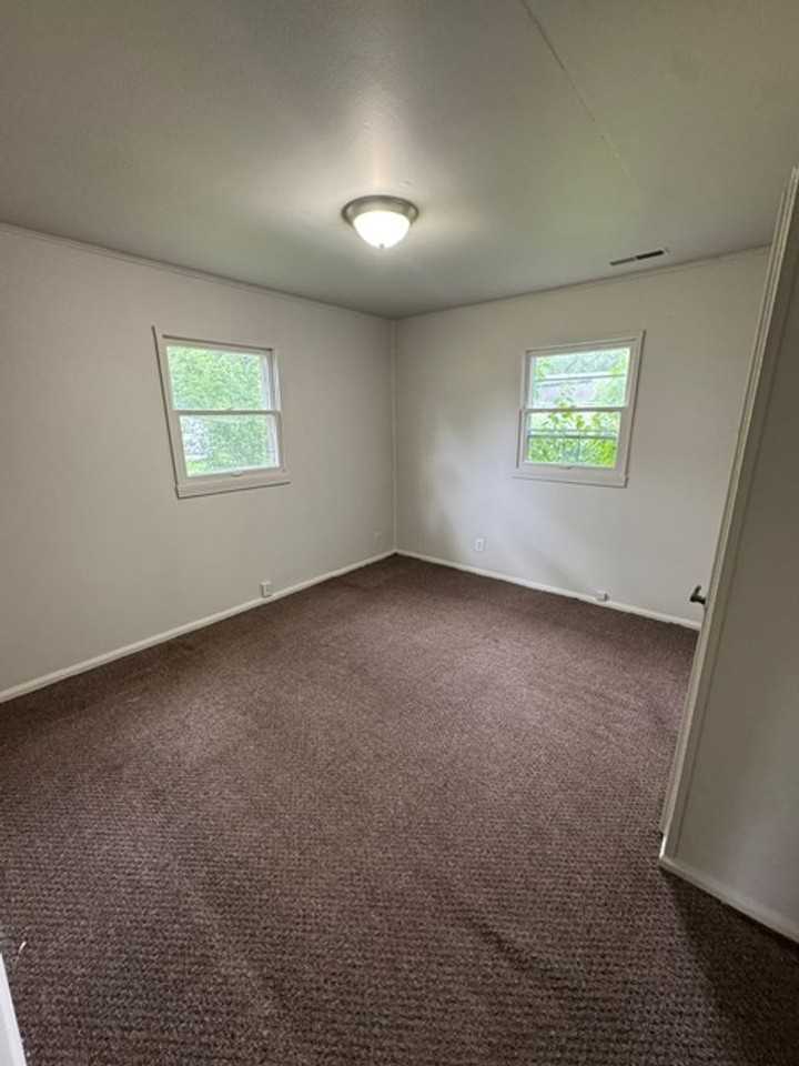 4820 Smith St - Photo 5 of 7