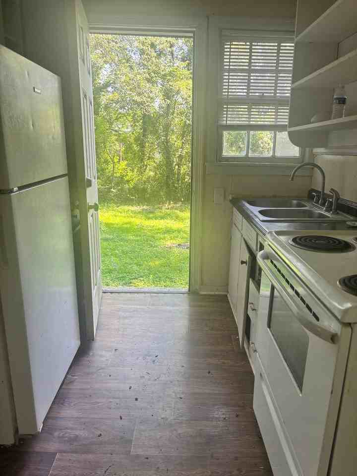 160 Ferguson Dr - Photo 3 of 8