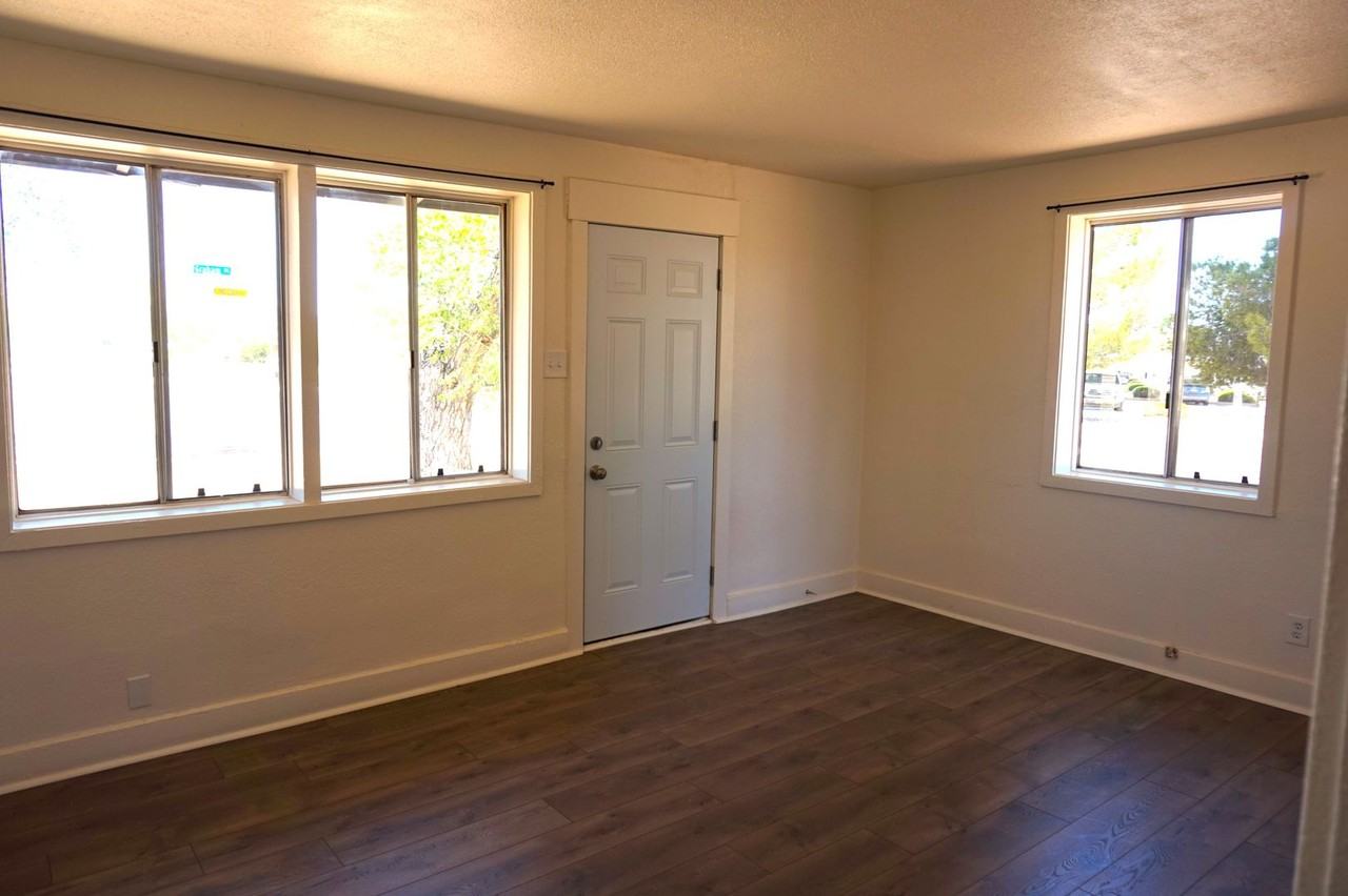 565 Graham Dr - Photo 4 of 10